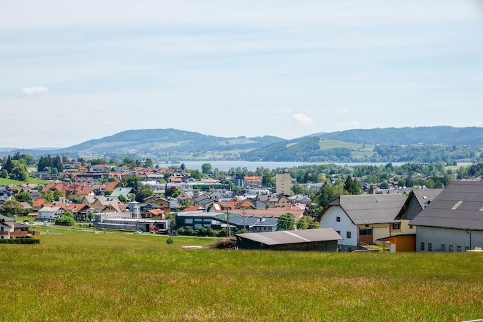 Durch den Höhenunterschied fließt das Wasser in die Stadt.