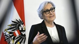 Justizministerin Anna Sporrer (SPÖ) will Österreichs Haftanstalten entlasten – durch die ...
