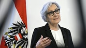 Justizministerin Anna Sporrer (SPÖ) will Österreichs Haftanstalten entlasten – durch die ...
