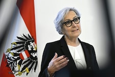 Justizministerin Anna Sporrer (SPÖ) will Österreichs Haftanstalten entlasten – durch die ...