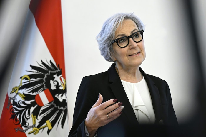 Justizministerin Anna Sporrer (SPÖ) will Österreichs Haftanstalten entlasten – durch die ...
