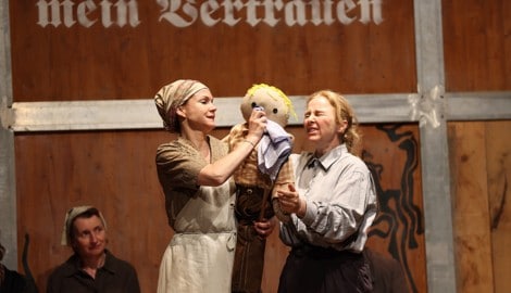Eva-Christina Binder (Salli), Vanessa Payer mit Kinderpuppe (Matthias)