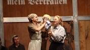 Eva-Christina Binder (Salli), Vanessa Payer mit Kinderpuppe (Matthias)