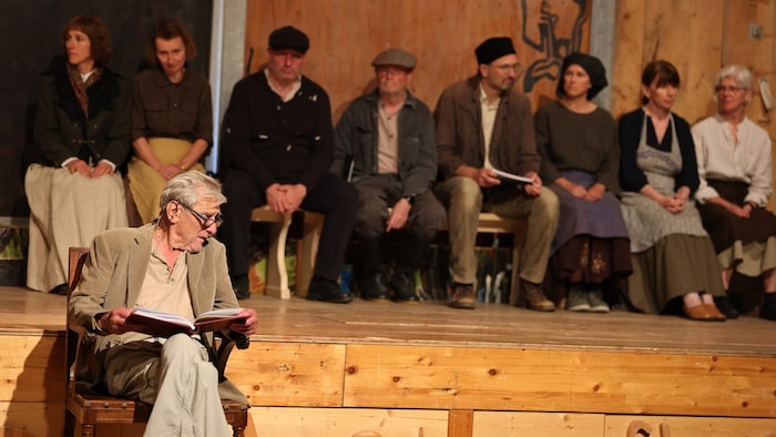 Florentin Groll in der Rolle des Erzählers, im Hintergrund: Sängerinnen und Sänger des Juvenis ...