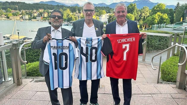 Mit den Originaltrikots: das Maradona-Double mit Ralph „The Voice“ Schader und Walter „Schoko“ ...