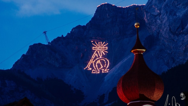 Bergfeuer im Vorjahr hoch oberhalb der Kirche in Ehrwald.