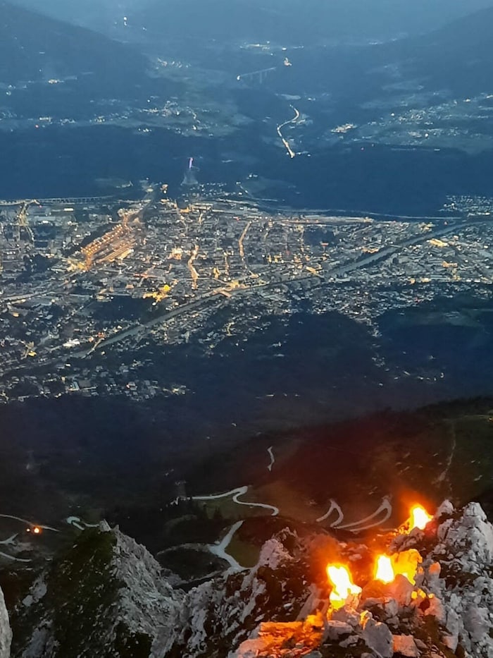 Der Blick auf die Landeshauptstadt oder von dort zur „brennenden“ Nordkette ist eindrucksvoll.