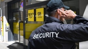Post-Shop in der Schwaigergasse im 21. Bezirk mit Security (Symbolfoto). 