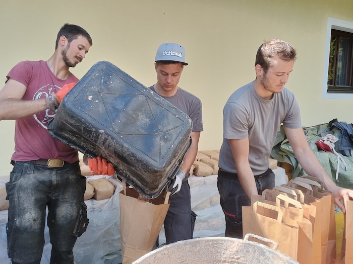 Wie Feuerpackerl entstehen: Es soll gut und vor allem windbeständig brennen.