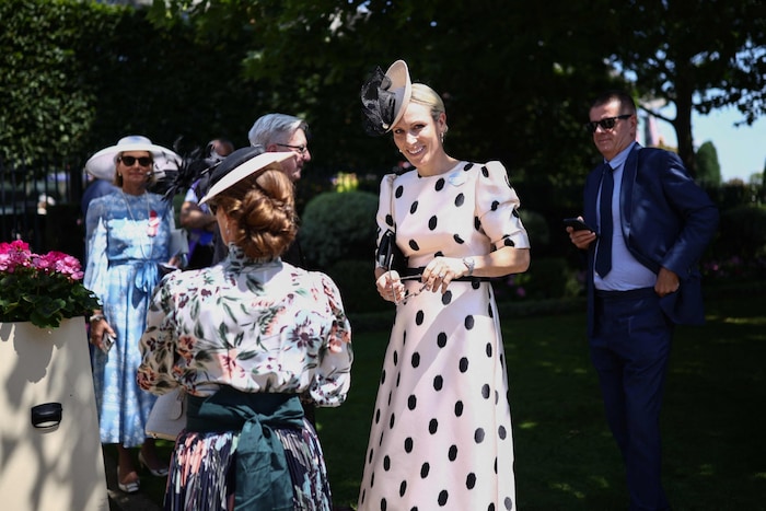 Zara Tindall lächelt am vierten Tag des traditionsreichen Royal‑Ascot‑Pferderennens in Ascot.