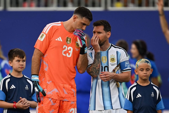 Emiliano Martinez im Gespräch mit Lionel Messi