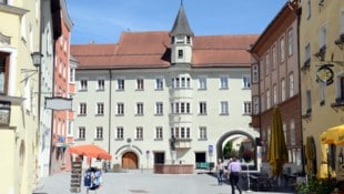 Das Bezirksgericht ist eines der dominierenden Gebäude in Rattenberg und erneut von der ...