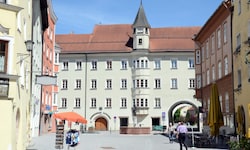 Das Bezirksgericht ist eines der dominierenden Gebäude in Rattenberg und erneut von der ...