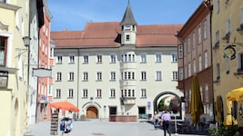Das Bezirksgericht ist eines der dominierenden Gebäude in Rattenberg und erneut von der ...