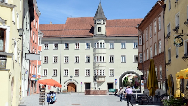 Das Bezirksgericht ist eines der dominierenden Gebäude in Rattenberg und erneut von der ...
