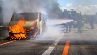 Der Kleinbus brannte auf der Westautobahn aus