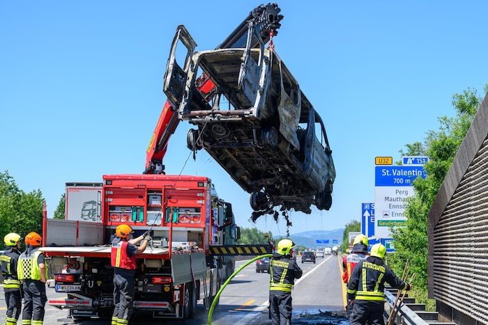Der zerstörte Bus wurde von der Fahrbahn gehoben.