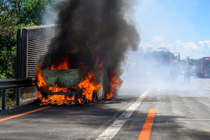 Der Bus in Vollbrand.