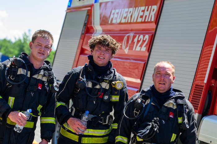 Die Feuerwehrleute schwitzten beim Löscheinsatz