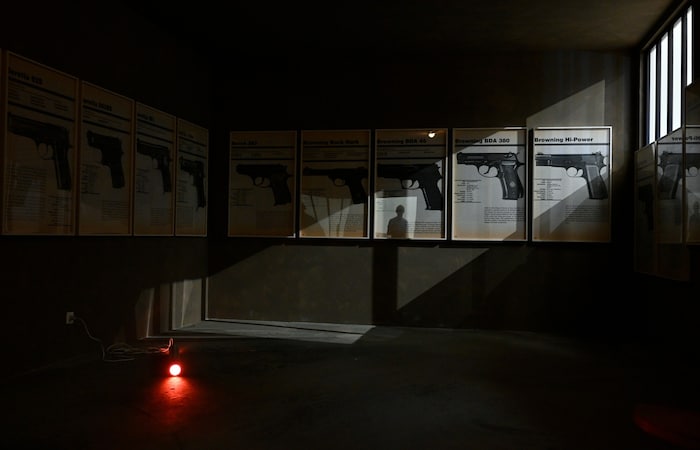 Die Pistolen-Serie „Firearms“ (2019) von Lutz Bacher bekommt im düsteren Keller eine andre ...