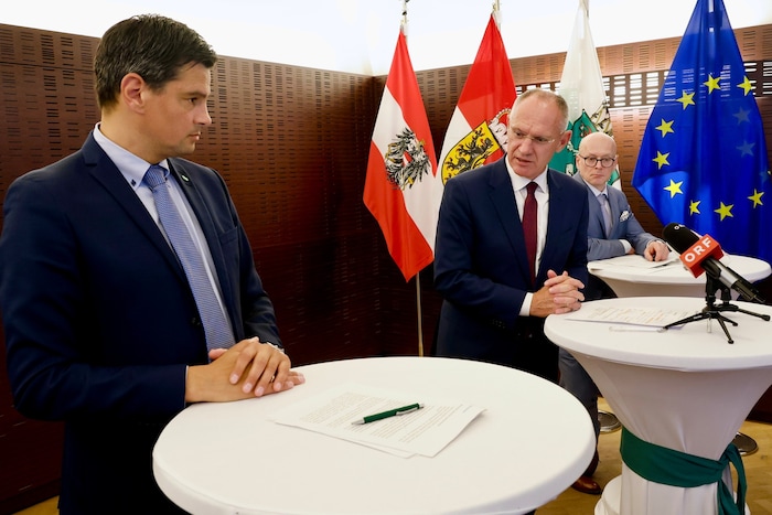 Landesrat Hannes Amesbauer (FPÖ), Innenminister Gerhard Karner (ÖVP) und Landesrat Wolfgang ...