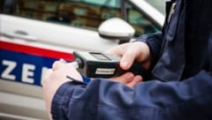 Am Attersee wurde ein Lenker mit 5,24 Promille vorgetestet. Zuvor hatte er noch seelenruhig ...