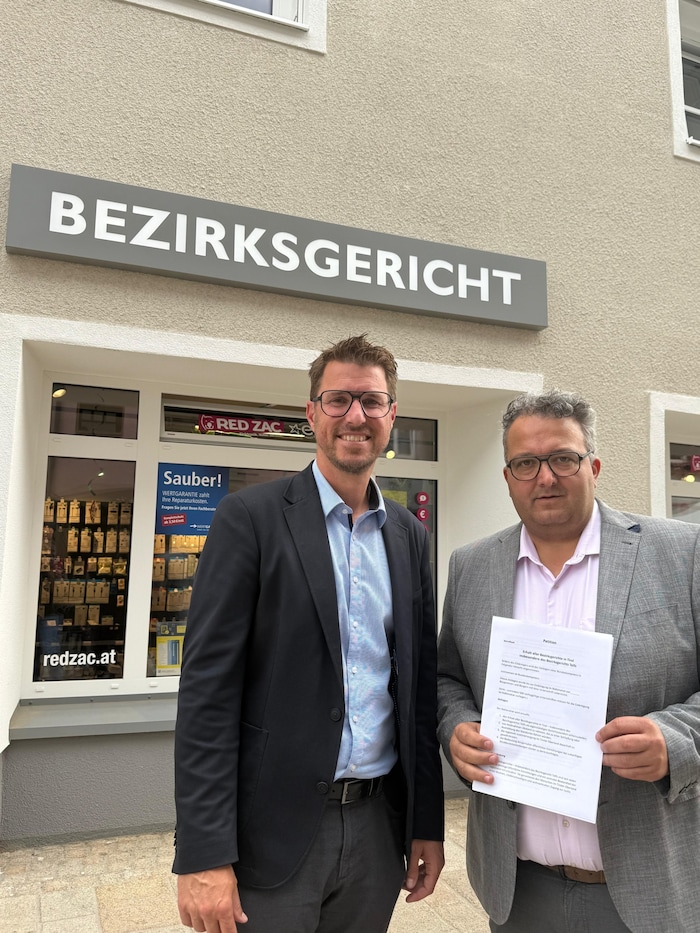 Bürgermeister Härting (links) und NR Mair beim Treffen in Telfs.