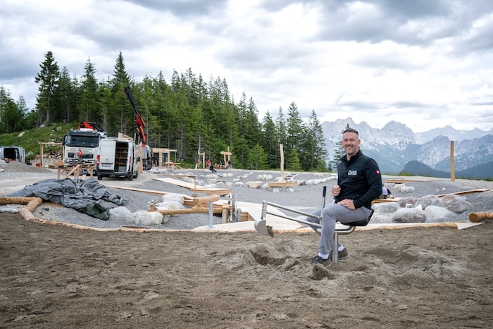 Symbolisch am Baggern: Josef Aichhorn, Bergbahnenchef