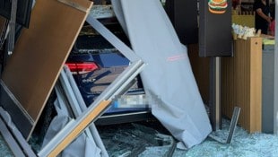 Das Auto durchschlug die Glasfront des Lokals.