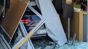 Das Auto durchschlug die Glasfront des Lokals.