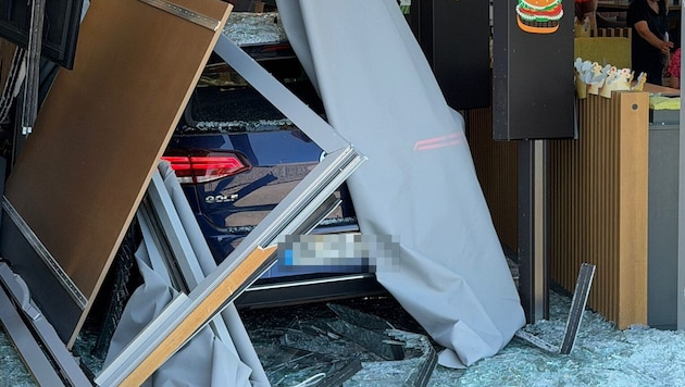 Das Auto durchschlug die Glasfront des Lokals.