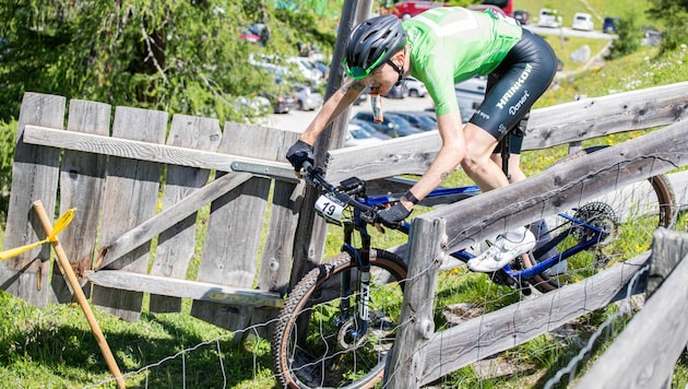 Die Mountainbiker (hier Jakob Reiter) müssen sich während der Fahrt stärken.