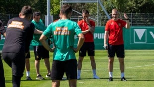 Cheftrainer Johannes Hoff Thorup im Training.