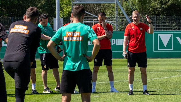 Cheftrainer Johannes Hoff Thorup im Training.