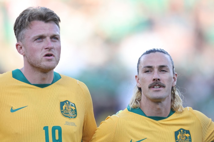 Jackson Irvine (rechts) im Dress der australischen Fußball-Nationalmannschaft.