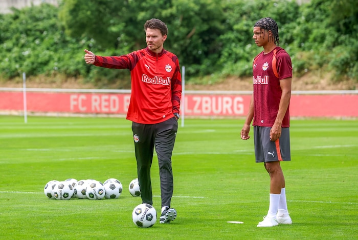 Danny Röhl im Gespräch mit Enrique Aguilar, der eine ungewisse Zukunft bei den Bullen hat.