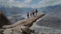 Über den Dächern der Welt: Das „Bergwelten“-Team rund um den Tiroler Höhenbergsteiger Lukas ...