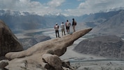 Über den Dächern der Welt: Das „Bergwelten“-Team rund um den Tiroler Höhenbergsteiger Lukas ...