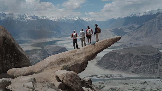 Über den Dächern der Welt: Das „Bergwelten“-Team rund um den Tiroler Höhenbergsteiger Lukas ...