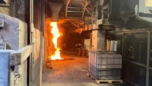 Der Brand hatte sich beim Eintreffen der Feuerwehr über drei Stockwerke ausgebreitet.