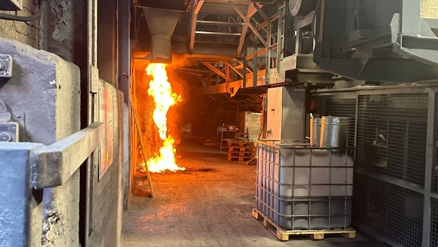 Der Brand hatte sich beim Eintreffen der Feuerwehr über drei Stockwerke ausgebreitet.