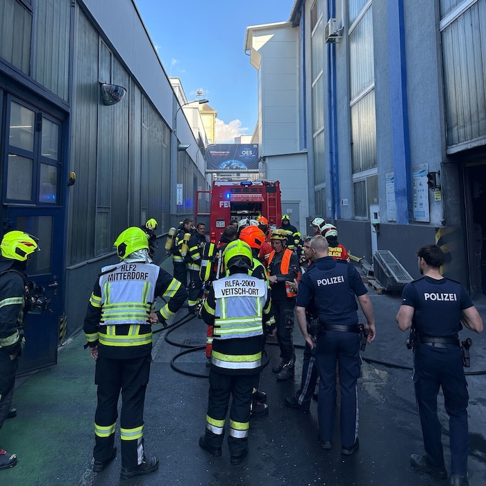 78 Feuerwehrkräfte standen mit 17 Fahrzeugen im Einsatz.