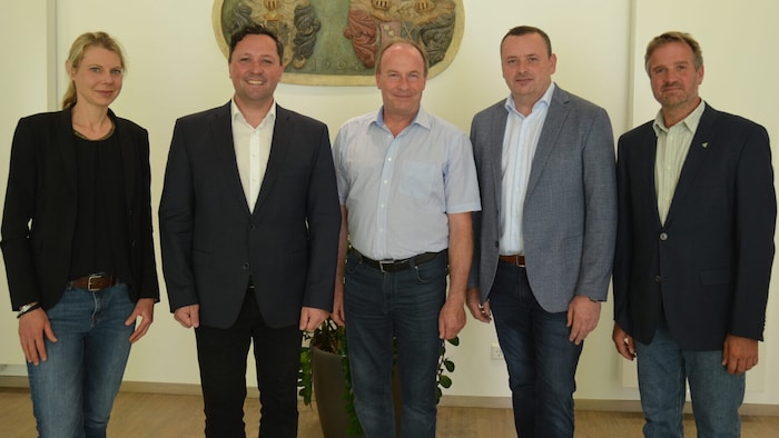 Der erste Verband ist gegründet: Bezirkshauptfrau Nina Pölzl mit den Bürgermeistern Markus ...