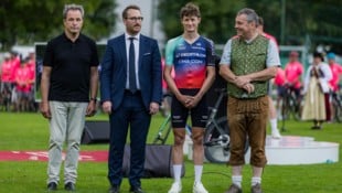 Giro-Zweiter Felix Gall (2. von rechts) wurde in seiner Heimat geehrt und gefeiert.