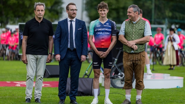 Giro-Zweiter Felix Gall (2. von rechts) wurde in seiner Heimat geehrt und gefeiert.