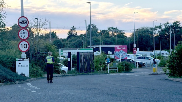 Eine Polizistin steht in Bedford, wo Familien ihre Angehörigen abholen kommen, nachdem zwei Züge ...