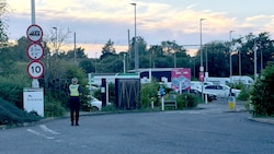 Eine Polizistin steht in Bedford, wo Familien ihre Angehörigen abholen kommen, nachdem zwei Züge ...