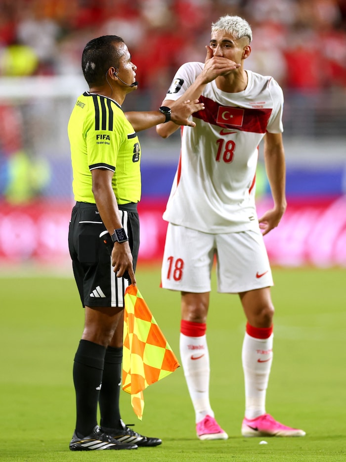 Mert Müldür machte auch den Schiri-Aissistenten auf Miguel Almirons Vergehen aufmerksam.