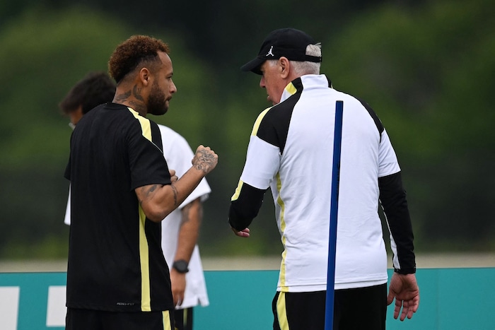 Neymar mit Trainer Ancelotti.