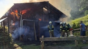 Als die Feuerwehr eintraf, stand die Hütte bereits in Vollbrand.